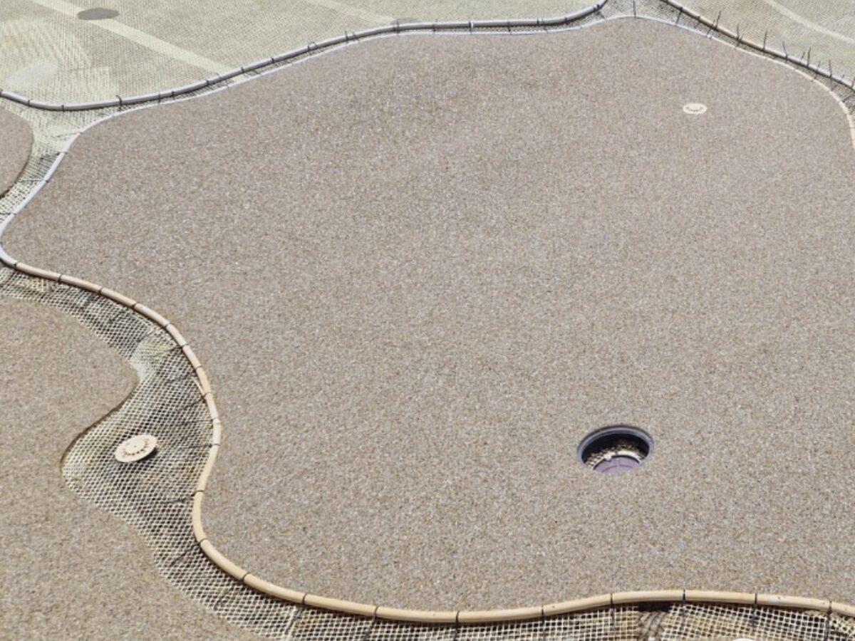 Intermediate mesh visible around a finished section with expansion joints