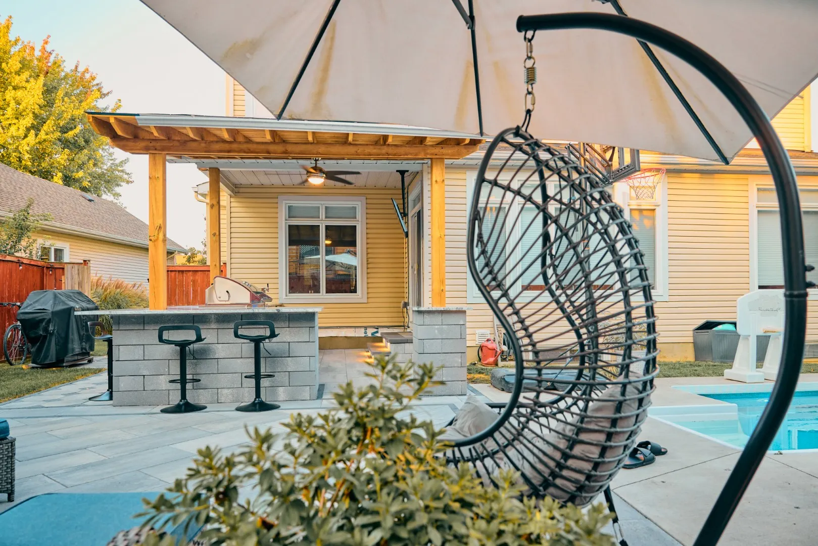 Outdoor Kitchen & Poolside Patio — Ottawa — 7