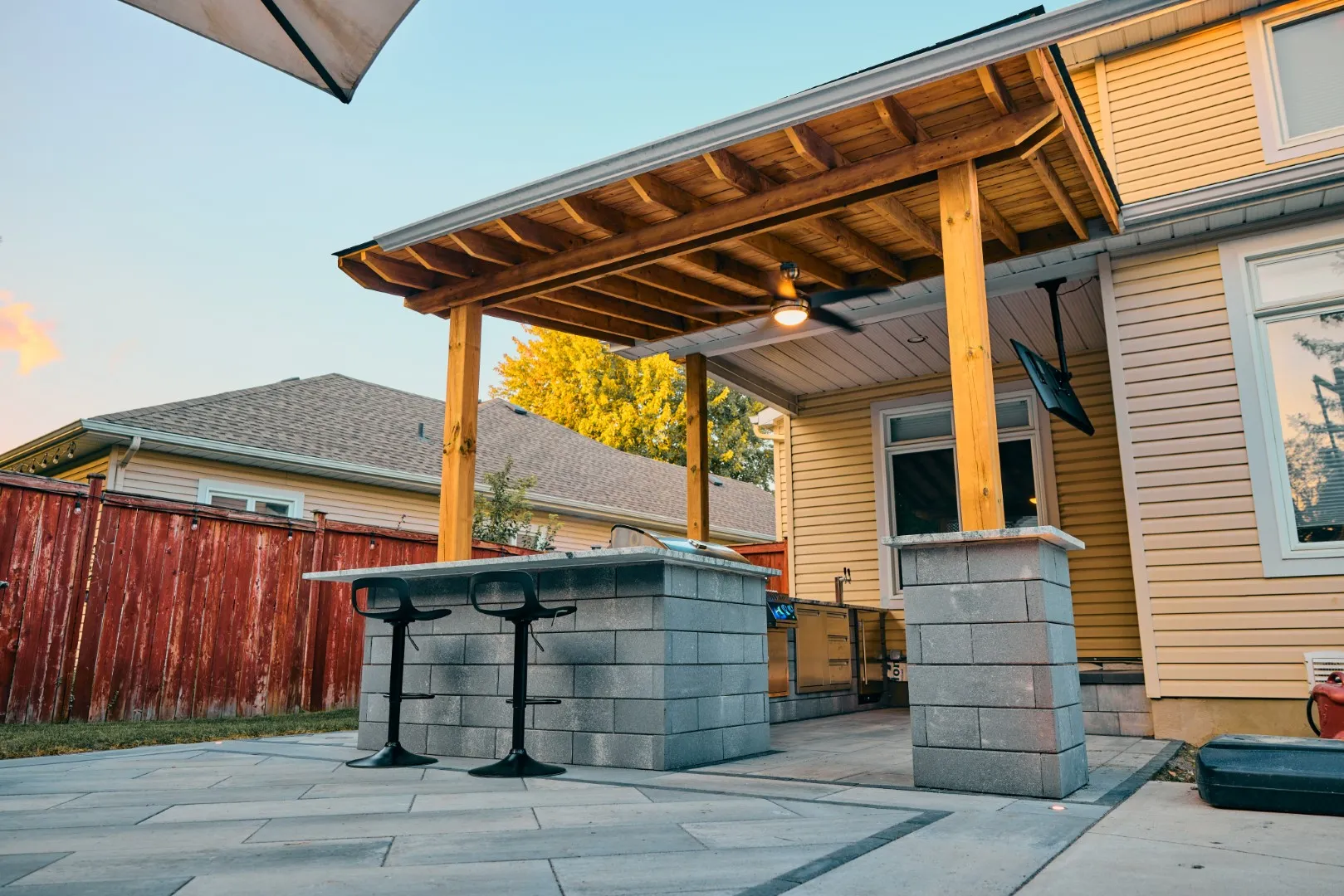 Outdoor Kitchen & Poolside Patio — Ottawa — 14
