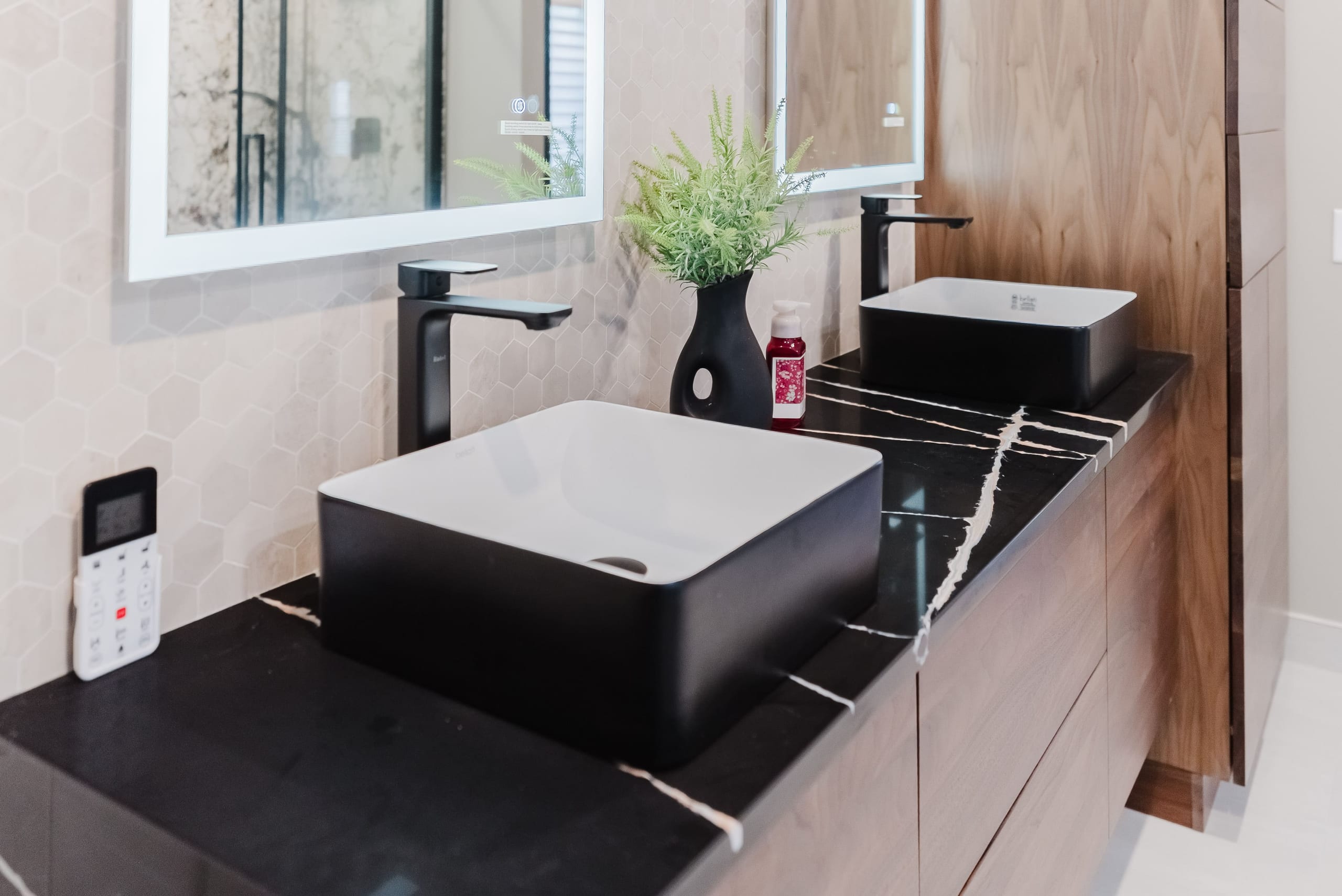 Contemporary Bathroom Renovation — Orléans — 6